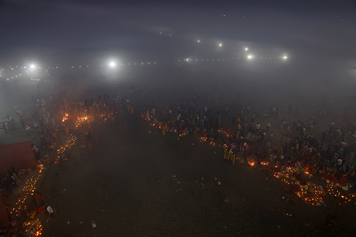Индуистские верующие поклоняются богу Солнца у реки Ямуна, во время индуистского религиозного праздника Чхатх Пуджа в Нью-Дели, Индия, 20 ноября 2023 года. Фото: Reuters