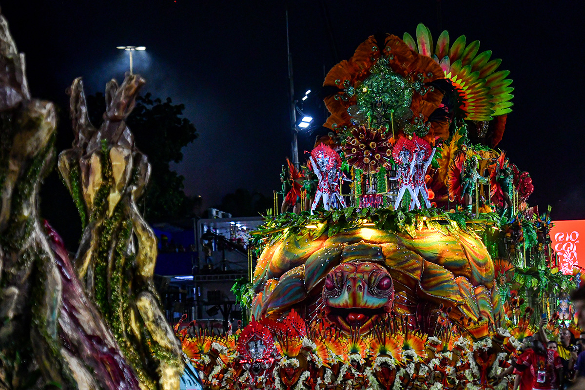 Артисты из школы самбоы Salgueiro ыступают во время ночного карнавального парада на Самбадроме в Рио-де-Жанейро, Бразилия, 11 февраля 2024 года. Фото: Reuters