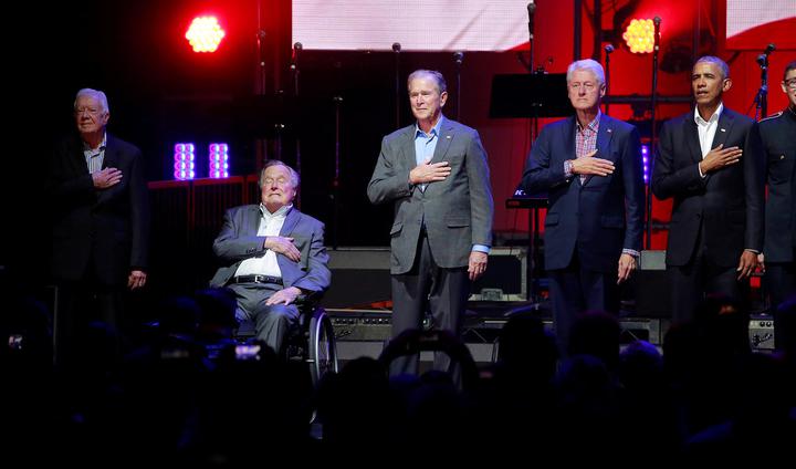 Бывшие президенты США (слева направо): Джимми Картер, Джордж Буш-старший, Джордж Буш-младший, Билл Клинтон и Барак Обама во время благотворительного концерта в Техасском университете A&M. 2017 год. Фото: Reuters