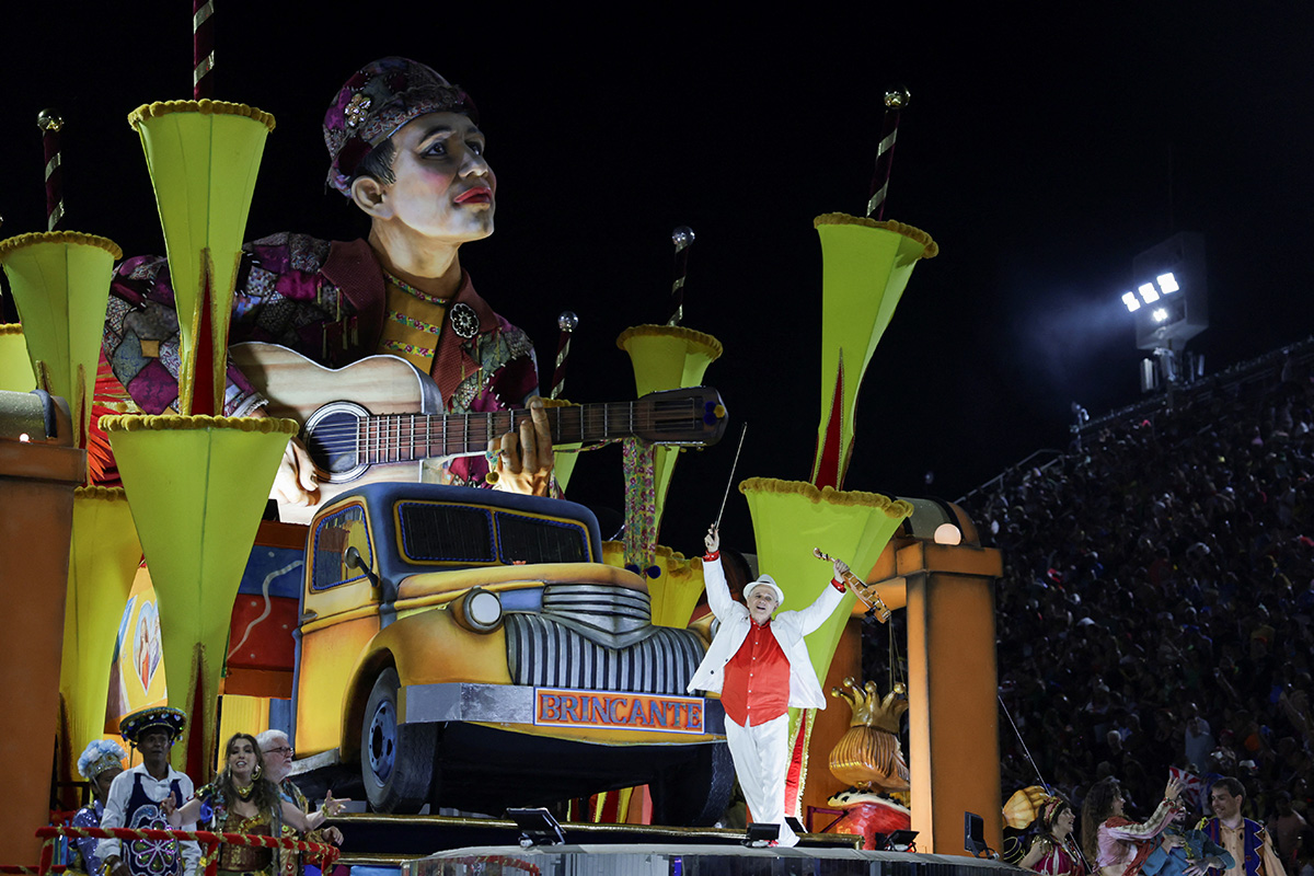 Артисты из школы самбы Porto da Pedra выступают во время ночного карнавального парада на Самбадроме в Рио-де-Жанейро, Бразилия, 11 февраля 2024 года. Фото: Reuters